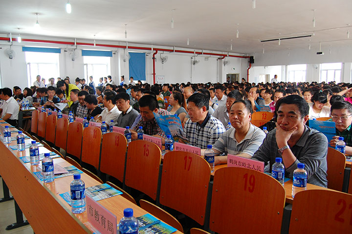 2014年鹤岗卫生学校招聘会报名现场