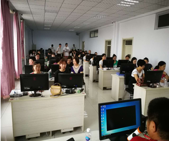 鹤岗卫生学校微机室 迎接省国库升级财务人员培训